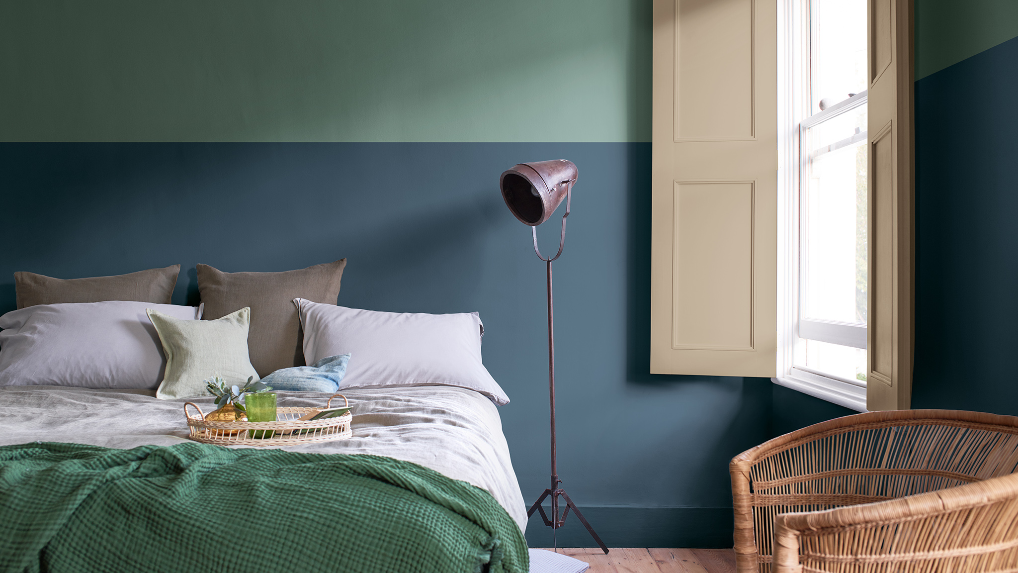 臥室以深藍和灰綠雙色調塗刷分隔牆面 Dulux_CF21_Colour_of_the_year_Earth_colors_global_1