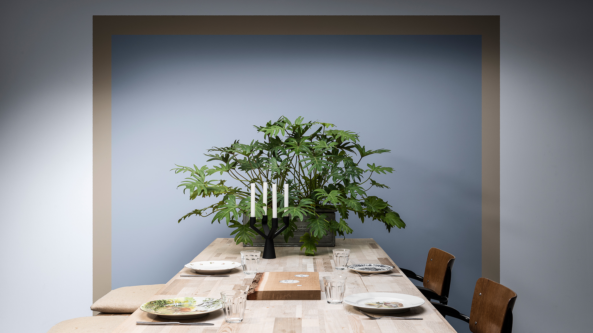 餐廳牆面塗刷藍色正方形加上褐色外框,搭配餐桌和植物 Dulux_CF21_Colour_of_the_year_Earth_colors_global_3