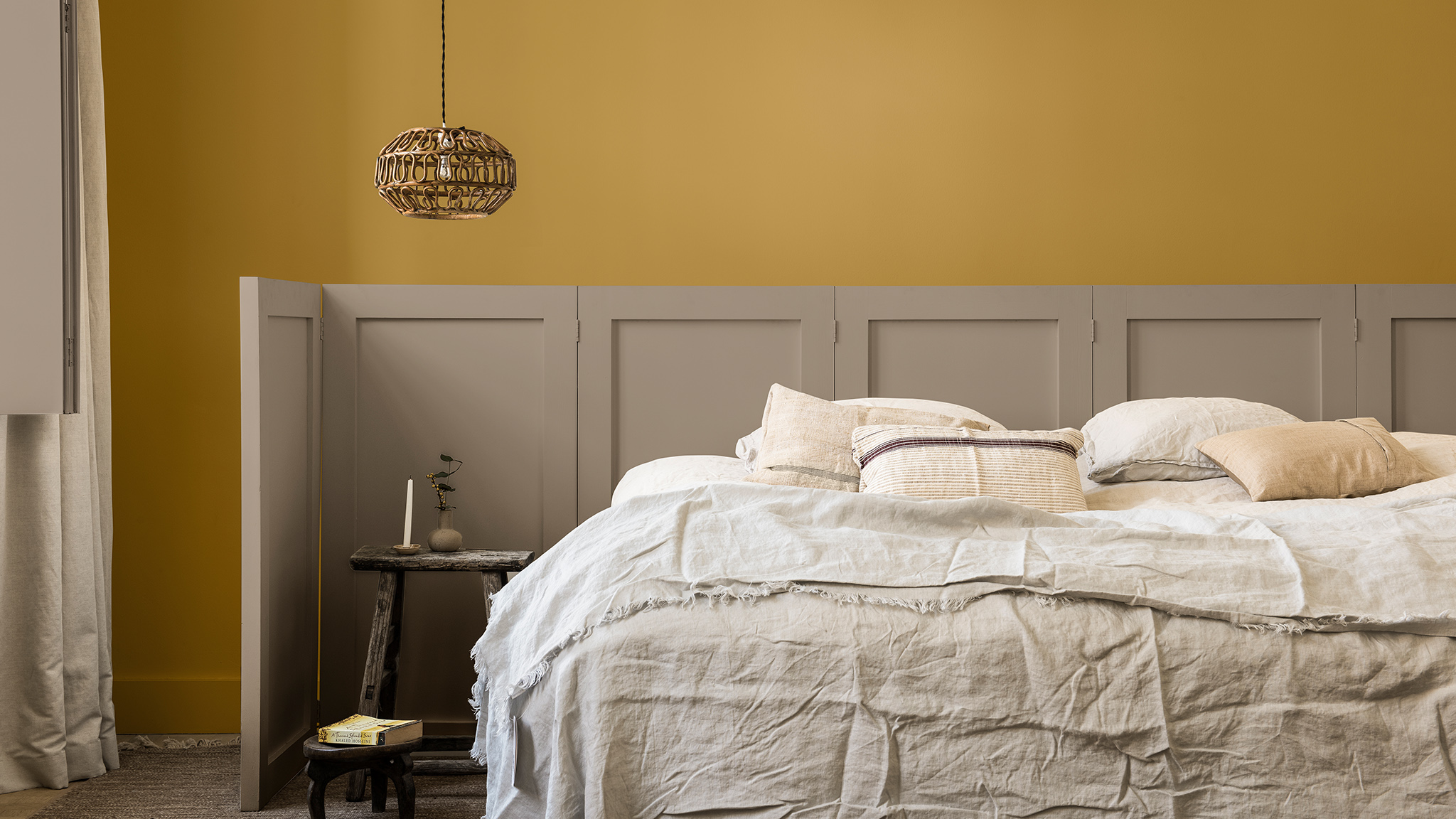 以金黃色和 Brave Ground 塗刷臥室牆壁,搭配床後屏風 Dulux_CF21_ Colour_of_the_year_Timeless_colors_global_2