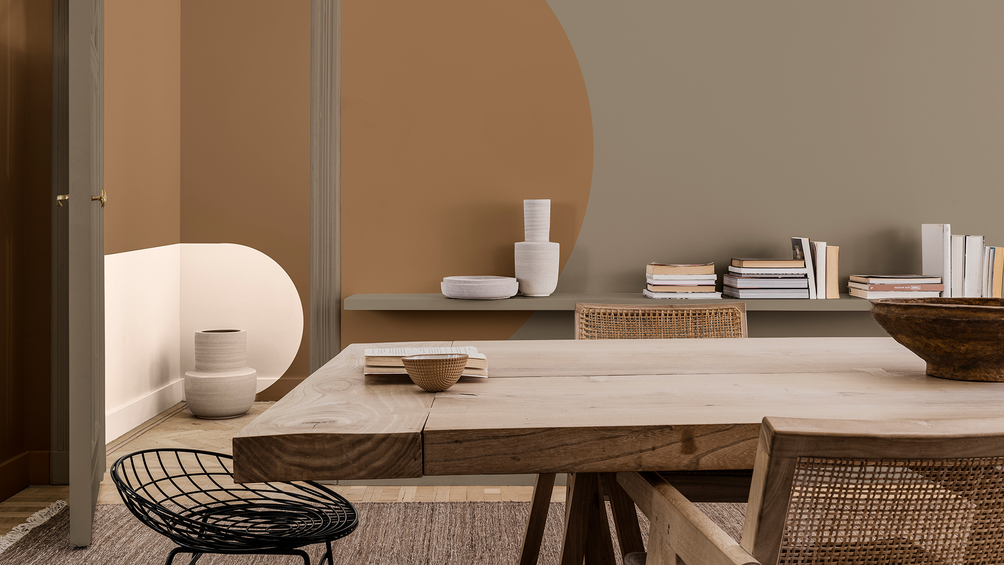 餐廳牆上塗刷乳白色和褐色的拱門圖形 Dulux_CF21_ Colour_of_the_year_Timeless_colors_global_3